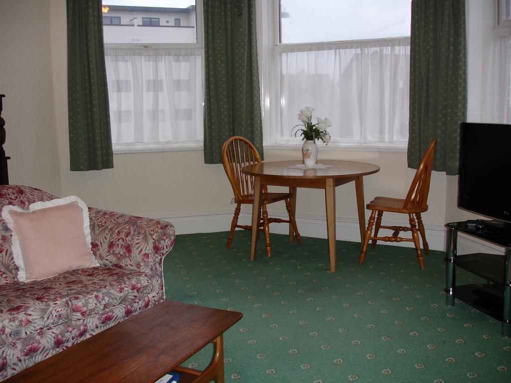 Beachmount Holiday Apartments Rhôs-on-Sea Exteriör bild